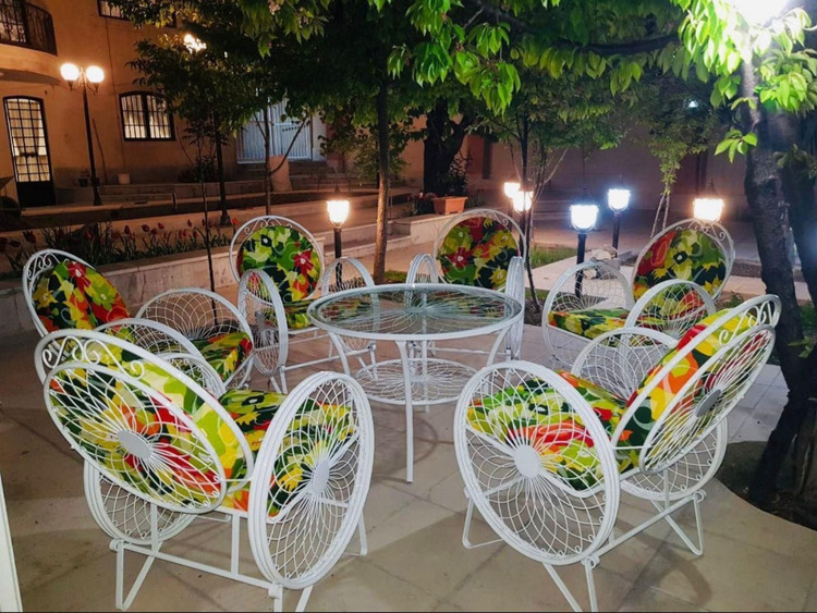 میز و صندلی باغی ست۴نفره مدل گلبرگ با رنگ کوره ای و بدون هیچگونه زنگزدگی
